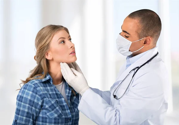 Manliga läkare med kvinnlig patient — Stockfoto