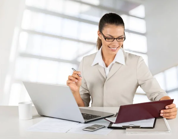 Mujer de negocios usando laptop —  Fotos de Stock
