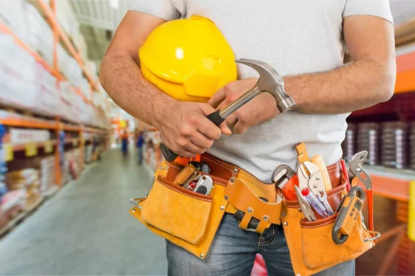 Trabalhador masculino com cinto de ferramentas — Fotografia de Stock