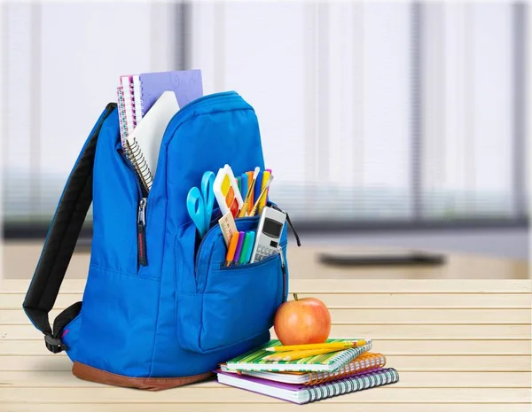 Papelaria escolar em mochila — Fotografia de Stock