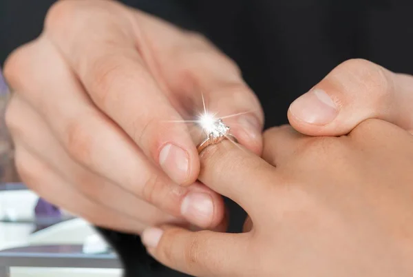 Novio poniendo anillo de boda en novia —  Fotos de Stock