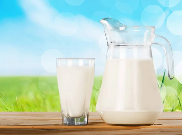 Glas Milch und Krug — Stockfoto