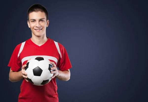 Jogador de futebol está segurando bola — Fotografia de Stock