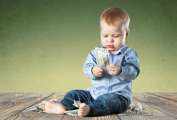 Niño pequeño con dinero —  Fotos de Stock