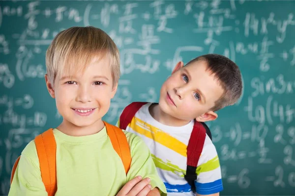 Mignons petits garçons à l'école — Photo