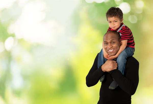 Oğlu babasının omuzlarında — Stok fotoğraf