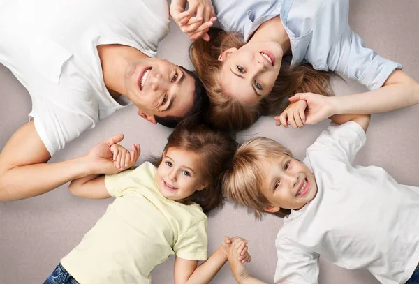 Bella famiglia sorridente — Foto Stock