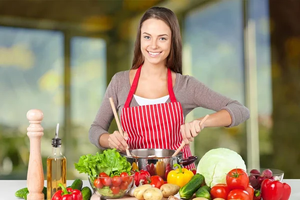 Belle femme aux légumes frais — Photo