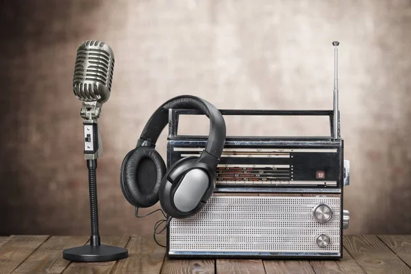 Retro tarzı mikrofon ve kulaklıklar 