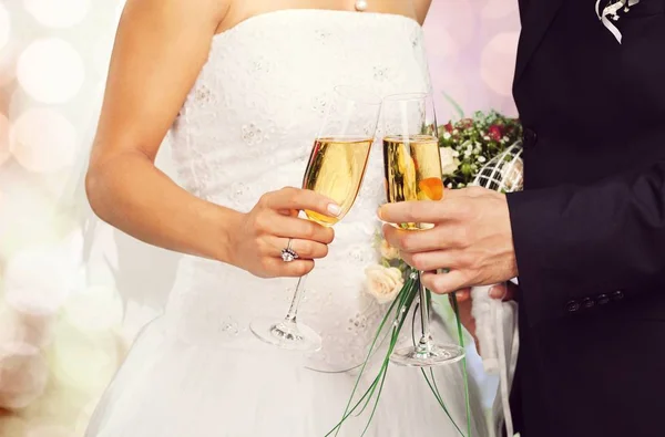 Casal de casamento segurando copos de champanhe — Fotografia de Stock