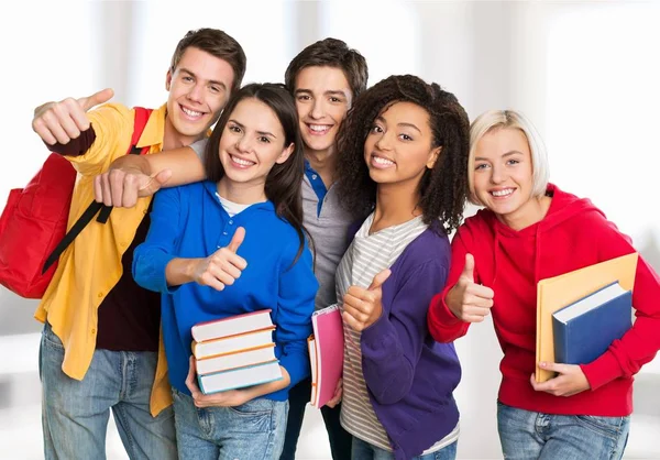 Młodych studentów studiujących — Zdjęcie stockowe
