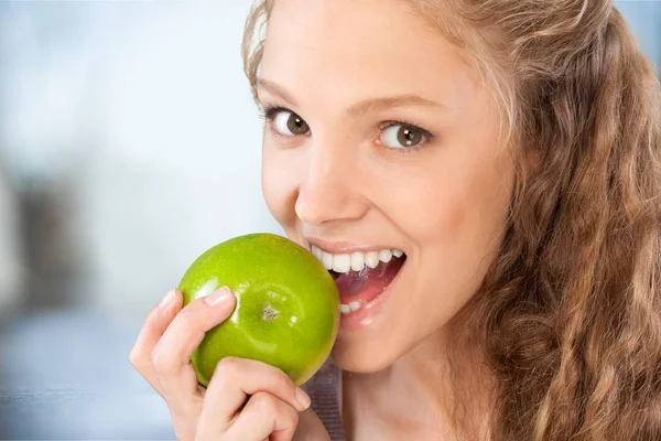 Schöne junge Frau isst Apfel — Stockfoto