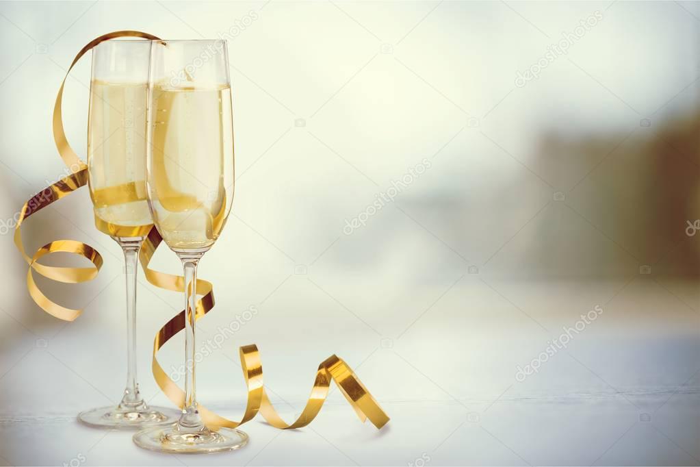 glasses of champagne with curly ribbon