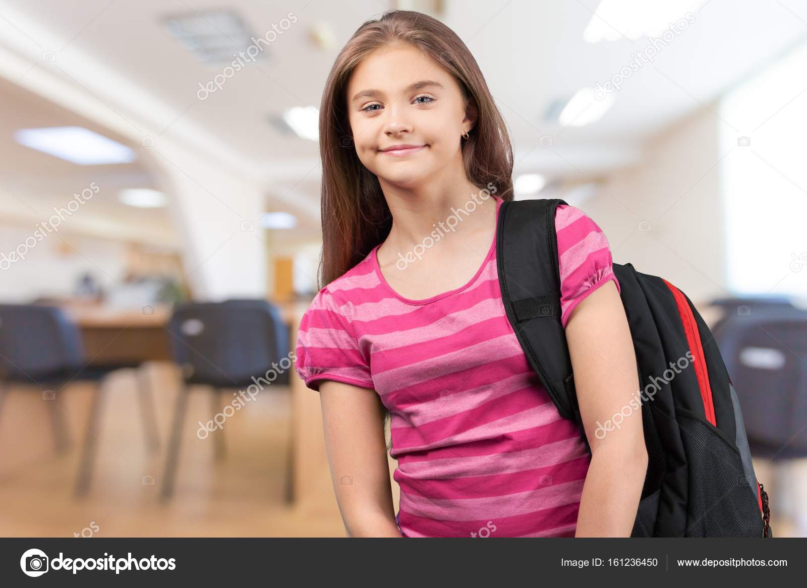 Kleine Studentin in der Klasse — Stockfoto ...