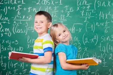 Kitapları olan çocuk ve kız. 