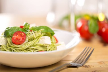 Beyaz tabak içinde domatesli makarna