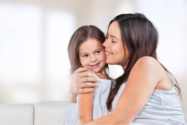 Anne ve Kız Sarılıyor 