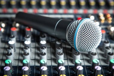 siyah ve gri mikrofon