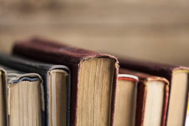 Eski yığılmış kitaplar