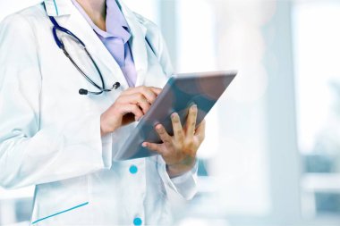 Steteskoplu kadın doktor.