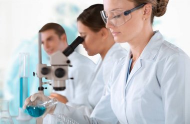 mikroskopla çalışan bilim adamları