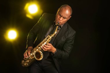 Saksafonla oynayan adam