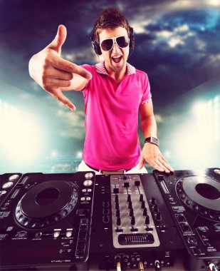 Genç dj kulaklık ile