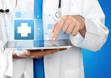 tablet pc ile çalışan doktor