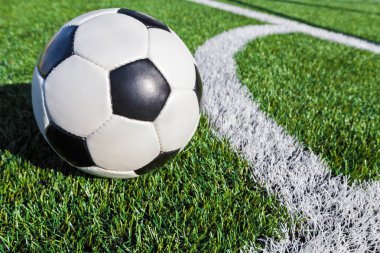 sahada futbol topu