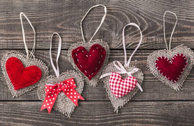 Kırmızı kalpli arka plan