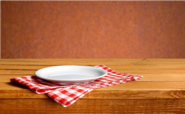 Beyaz plaka peçete üzerinde