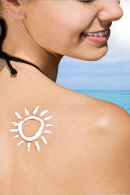 Kumsalda genç bir kadın