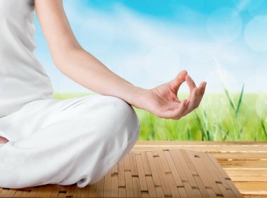 Yoga yaparken genç güzel kadın