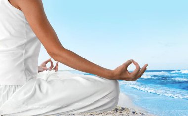 Yoga yaparken genç güzel kadın