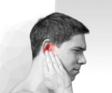Kulak ağrısı ile genç adam