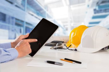 Dijital tablet kullanarak iş adamı 