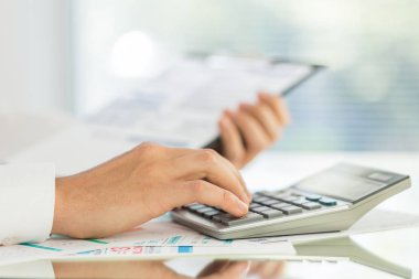  işadamı el Hesap makinesinde sayma