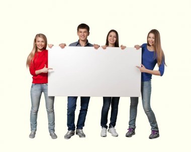 bir grup insan boş afiş tutarak 