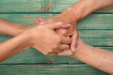 yaşlı ve genç eller