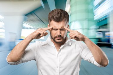 Beyaz gömlekli genç adam.