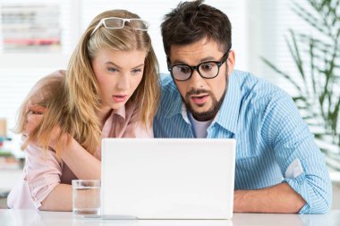 laptop ile çalışma çift