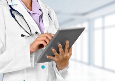 Doktor adam stetoskop ile