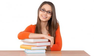 yığın kitap kadınla