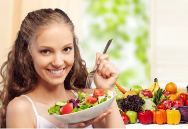 kadın holding salata ve gülümseyen