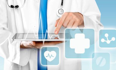 tablet pc ile çalışan doktor