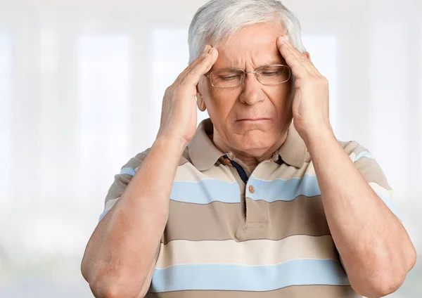 頭痛を持つ中年の男性 — ストック写真