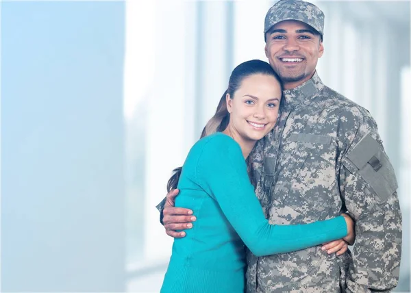 Soldat umarmt seine Frau — Stockfoto