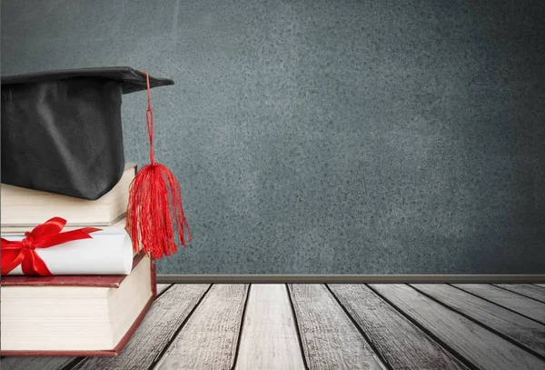 Graduation hat and diploma — Stock Photo, Image