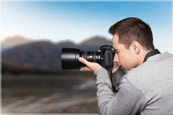 Männlicher Fotograf mit Kamera — Stockfoto