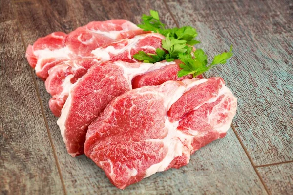 Сырые ломтики мяса — стоковое фото